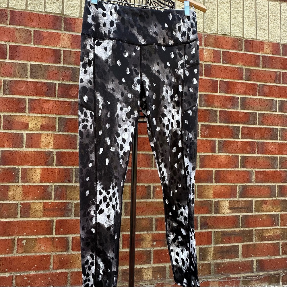 GAIAM Athletic Legging Black Animal Print Side Pockets Workout Athleisure M